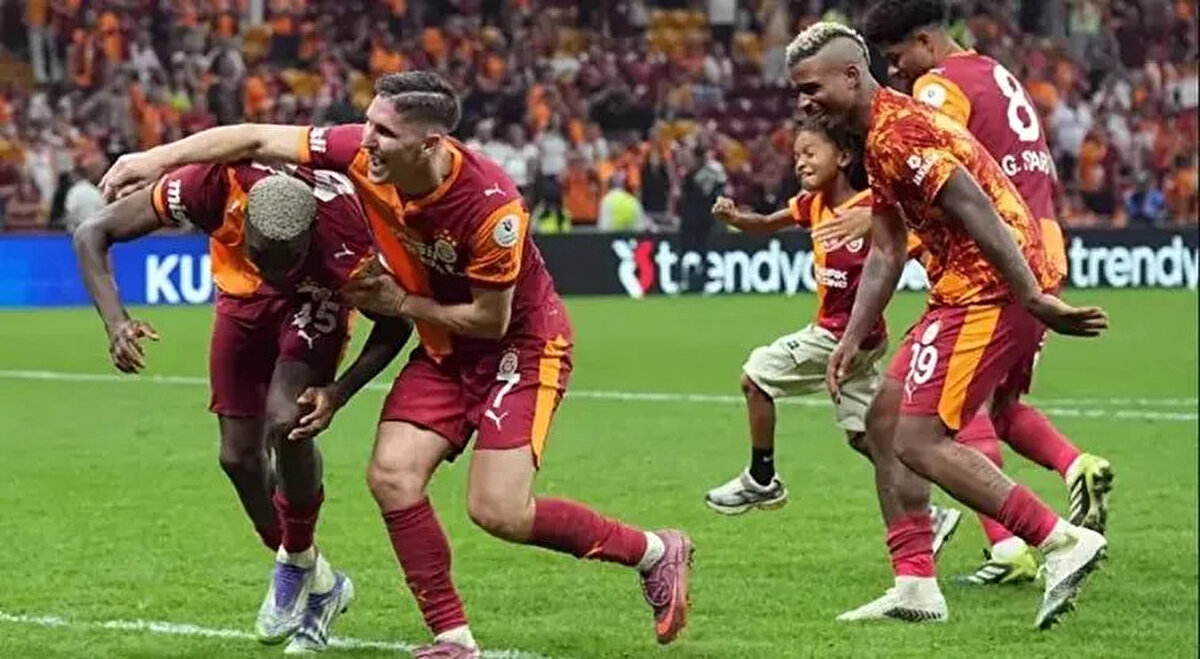Galatasaray’ın 11’i belli oldu<br><br>Galatasaray: Uğurcan, Sallai, Davinson, Singo, Eren, Torreira, Lemina, Sane, İlkay, Yunus, Barış