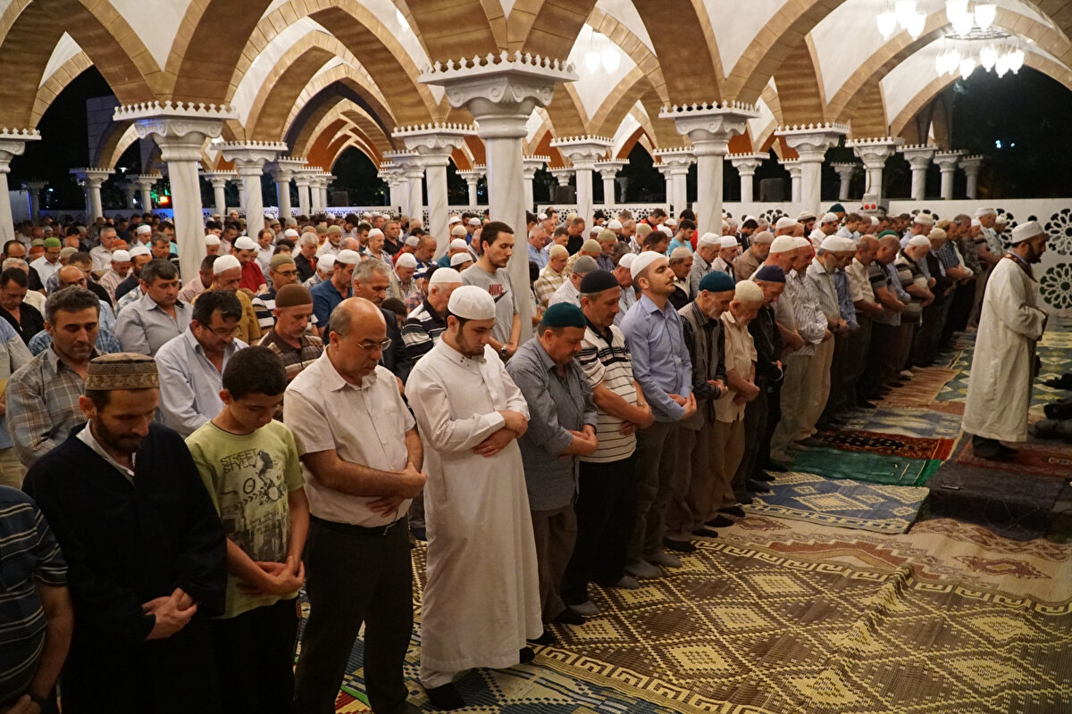 PEYGAMBERİMİZ (S.A.S) VE TİCARET AHLAKI<br>Muhterem Müslümanlar!<br>Bir gün, Sevgili Peygamberimiz (s.a.s)’in huzuruna bir sahabi geldi ve şöyle dedi: “Ey Allah’ın Elçisi! Ben ticaretle uğraşırım. Mal alırken fiyatı düşük söyler, sonra yavaş yavaş artırırım. Mal satarken de yüksekten başlar, sonra düşürürüm. Bu yaptığım doğru mudur?” Bunun üzerine Allah Resûlü (s.a.s) şöyle buyurdu: “Asla dediğin şekilde yapma! Bir şey alacaksan malın gerçek fiyatını söyle. İster versinler ister vermesinler. Bir şey satacaksan da onun gerçek fiyatını söyle. İster alsınlar ister almasınlar.” 1<br>