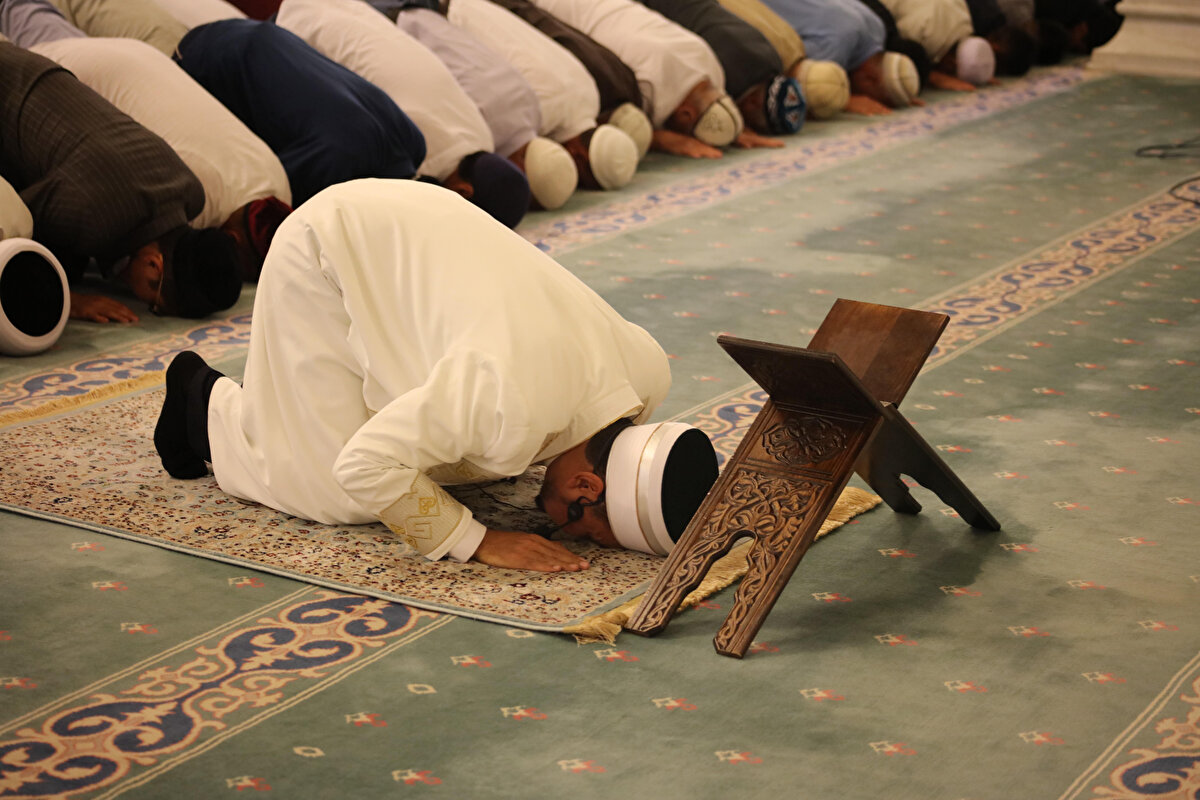 Değerli Müminler!<br>Maalesef, bugün Peygamber Efendimiz (s.a.s)’in, “Öyle bir zaman gelecek ki, kişi, malını helâlden mi yoksa haramdan mı elde ettiğine bakmayacak!” 3 buyurduğu günlerden geçiyoruz. Kimi insanlar, daha çok kazanma ve kısa yoldan zengin olma arzusuna kapılıp helâl haram hassasiyetini kaybetmiş durumdadır. İslam’a göre; sattığı ürünü olduğundan farklı göstermek, karaborsacılık, tefecilik ve stokçuluk yapmak kul hakkıdır, haramdır. Verdiği sözü yerine getirmemek, yerine getiremeyeceği bir şeyi taahhüt etmek yalancılıktır, günahtır. Alım satımda yerli ve yabancı kişilere farklı tarifeler uygulamak, aldatmadır, günahtır. Afet zamanlarını, öğrencilerin okul, memurların tayin dönemlerini fırsat bilerek kira ve ürün fiyatlarını artırmak kul hakkıdır, vebaldir. <br>