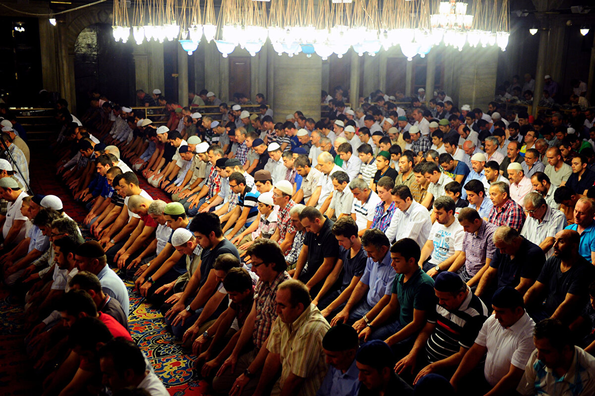 Aziz Müminler!<br>Yüce dinimiz İslam’ın üzerinde durduğu önemli konulardan biri de ticaret ahlakıdır. İslam’ın emrettiği ticaret ahlakının temelinde helal haram hassasiyeti vardır. وَاَق۪يمُوا الْوَزْنَ بِالْقِسْطِ وَلَا تُخْسِرُوا الْم۪يزَانَ “Tartıyı adaletle yapın, teraziyi eksik tutmayın.”2  ayeti gereğince ölçü ve tartıya adaleti hâkim kılmak vardır. Doğruluk ve dürüstlüğü esas almak, yalan ve hileye tevessül etmemek vardır. <br>