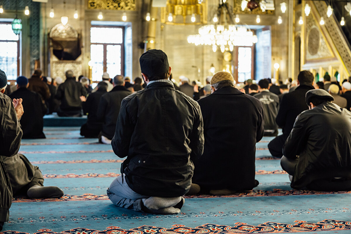 Hutbemi Sevgili Peygamberimiz (s.a.s)’in şu müjdesiyle bitiriyorum: “Dürüst ve güvenilir tüccar, mahşerde peygamberler, sıddîklar ve şehitlerle beraberdir.”  6