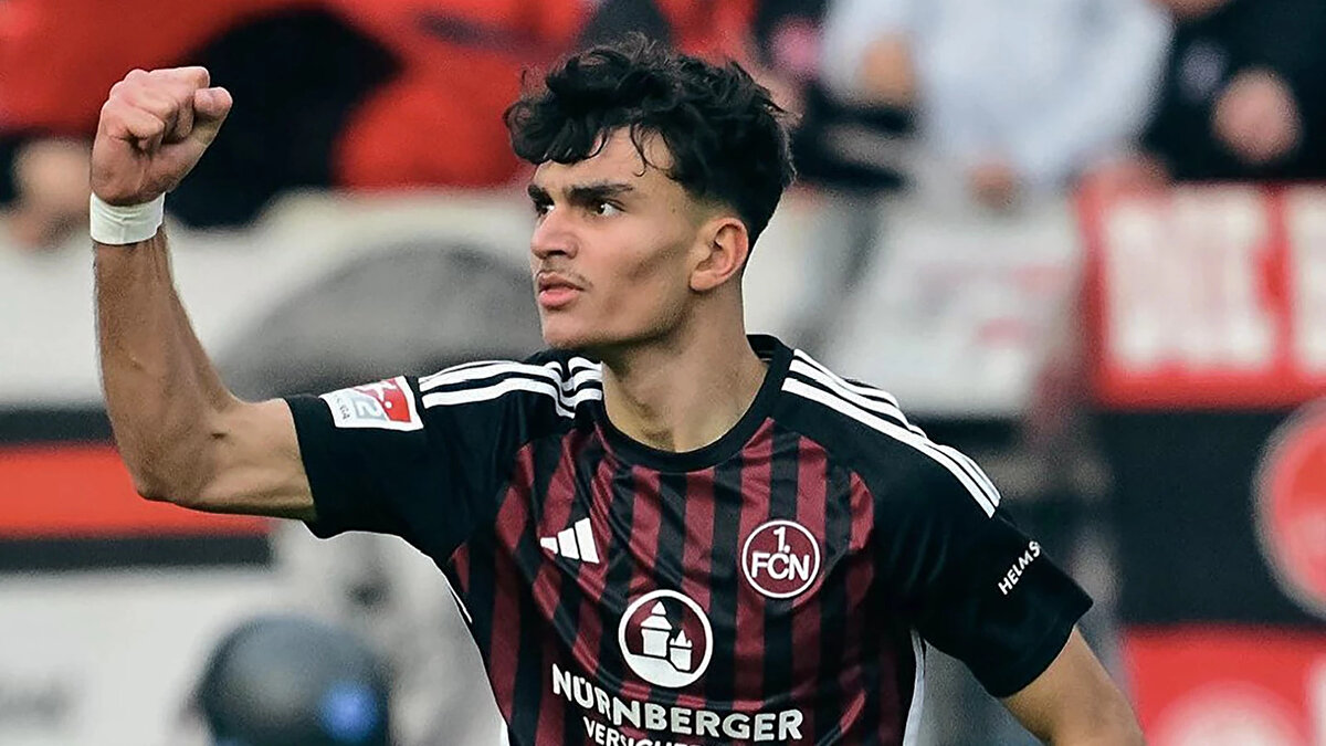 Henüz 19 yaşında olan Uzun’un ileride hangi milli formayı seçeceği, Türk futbolseverler açısından merakla takip ediliyor.