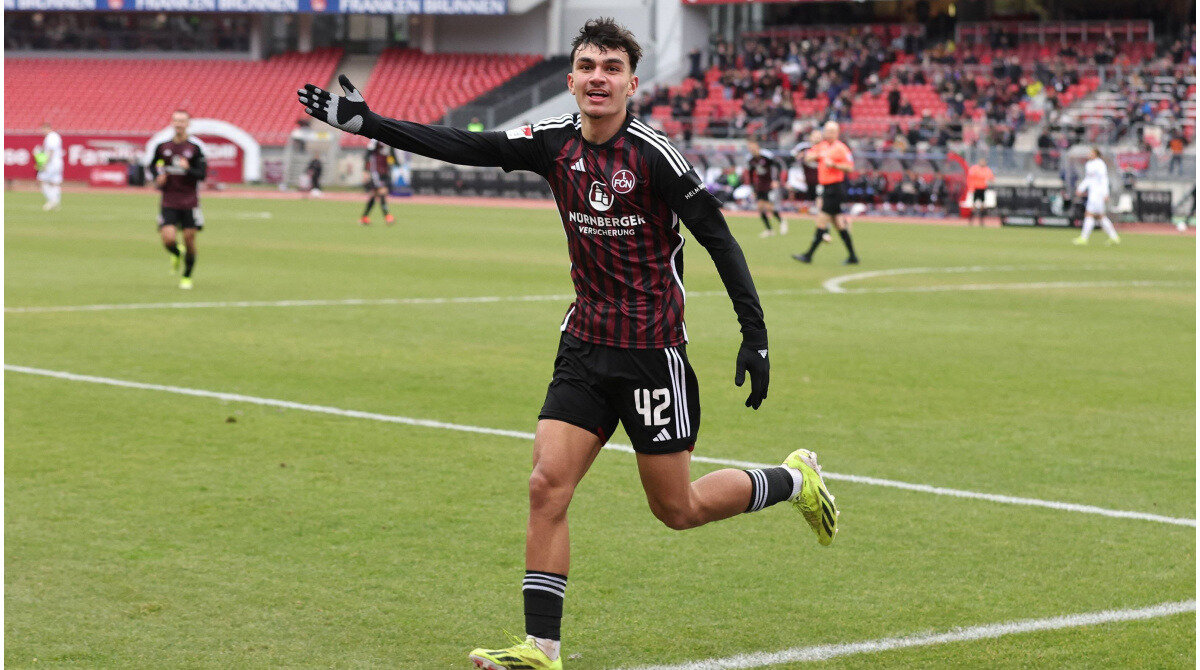 TÜRK MÜ, ASLEN NERELİ?<br>Ailesi Karadeniz kökenli olan Can Uzun, Türk asıllı bir futbolcu. Almanya’da doğup büyümesine rağmen hem Alman hem Türk vatandaşlığı bulunuyor. Genç yaş kategorilerinde Almanya Milli Takımı için forma giyse de Türkiye Futbol Federasyonu onu A Milli Takım’a kazandırmak için yoğun çaba harcıyor.