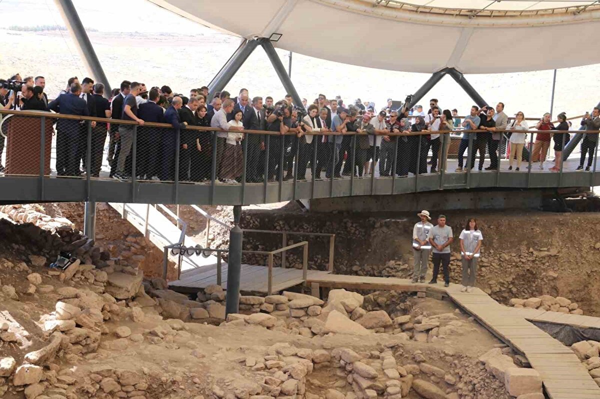 Kültür ve Turizm Bakanı Mehmet Nuri Ersoy, Göbeklitepe’de bir insan heykelinin bulunduğunu açıkladı.