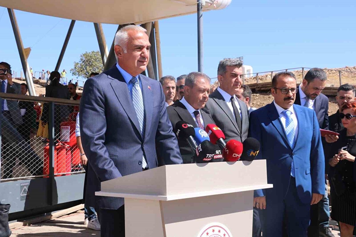 Bakan Ersoy açıklamasında, "Göbeklitepe’de yıllardır kesintisiz olarak yürüttüğümüz çalışmalar kapsamında çok önemli bir buluntunun daha gün yüzüne çıkarıldığı müjdesini de buradan paylaşmak istiyorum. Göbeklitepe’nin B ile D yapıları arasındaki mekanda bir oda duvarının içerisinde yatay vaziyette duvara monte edilmiş ve adak olarak yerleştirildiği düşünülen insan heykeli bulundu. Benzer örneklerine daha önce Karahantepe’de de rastlamıştık ancak Göbeklitepe’den çıkan bu yeni buluntu Neolitik Çağ’ın ritüellerine ve inanç dünyasına ışık tutacak çok değerli bir keşif niteliğini taşımaktadır" ifadelerine yer verdi.