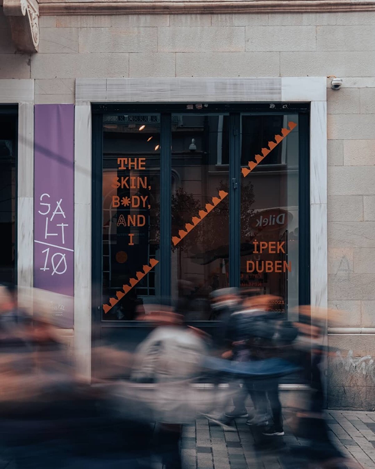 Ahmet Hamdi Tanpınar’dan Orhan Pamuk’a kadar birçok yazarın satırlarında adı geçiyor. Sanat galerileri, tiyatrolar ve konser salonlarıyla kültür hayatını sürekli besliyor.