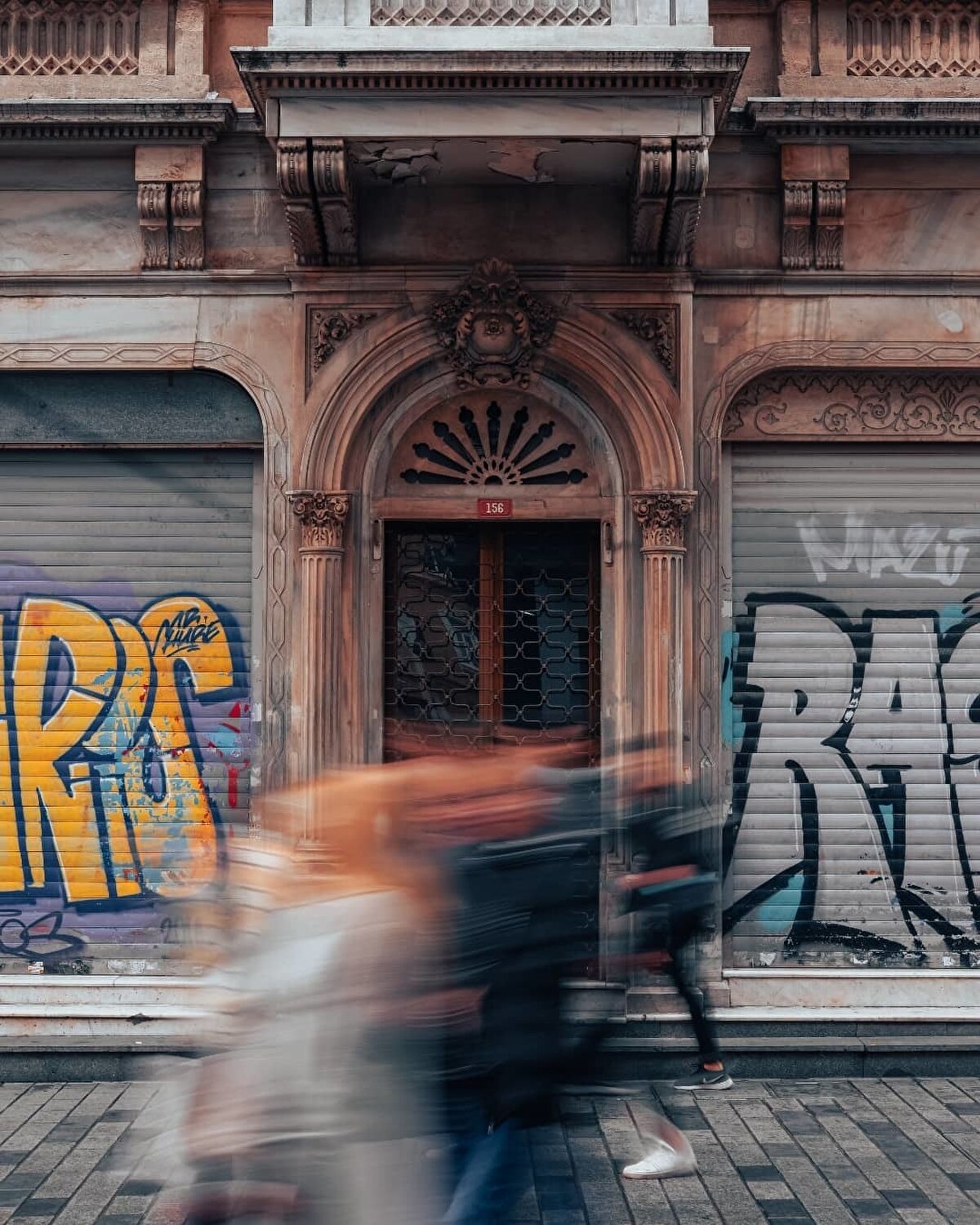 19. yüzyılda “Grande Rue de Pera” olarak anılan bu cadde, Levantenlerin, gayrimüslim toplulukların ve Avrupalıların İstanbul’daki en yoğun yaşam alanlarından biriydi. 