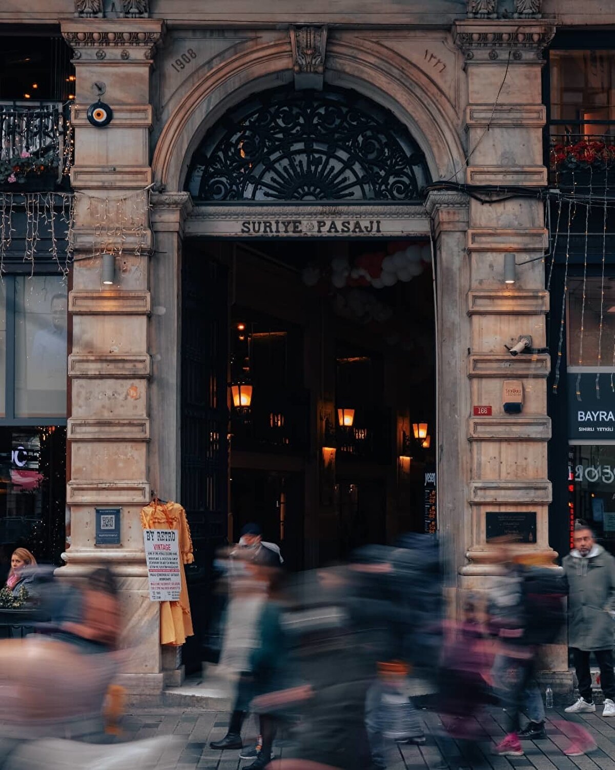 En ikonik detaylardan biri de kırmızı nostaljik tramvay. Caddenin başından sonuna gidip gelirken hem ulaşım sağlıyor hem de geçmişin ruhunu taşıyor.