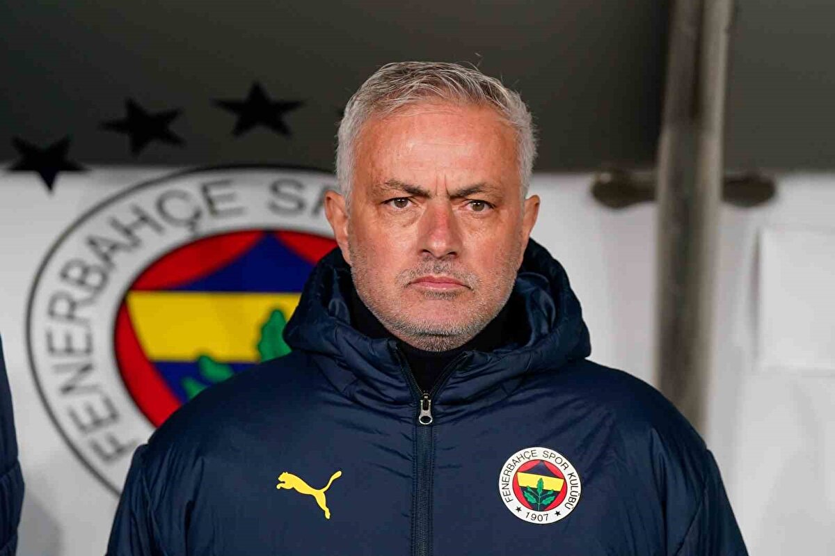 Fenerbahçe'ye büyük umutlarla gelen fakat hayal kırıklığı yaşatan Jose Mourinho'nun Benfica'nın yeni teknik direktörü oldu. 