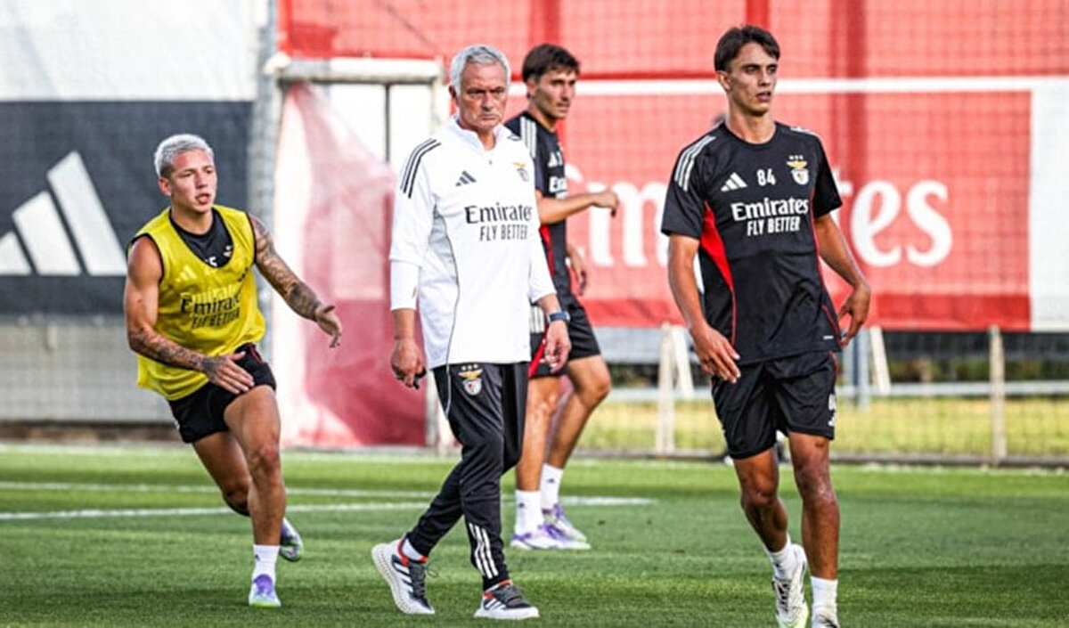Şampiyonlar Ligi'nde play-off mücadelesinde Fenerbahçe'nin başında Benfica'ya elenen Portekizli teknik adam ksıa süre içerisinde Bruno Lage'den boşalan teknik direktörlük koltuğuna getirildi ve 2 yıllık sözleşme imzalandı. 