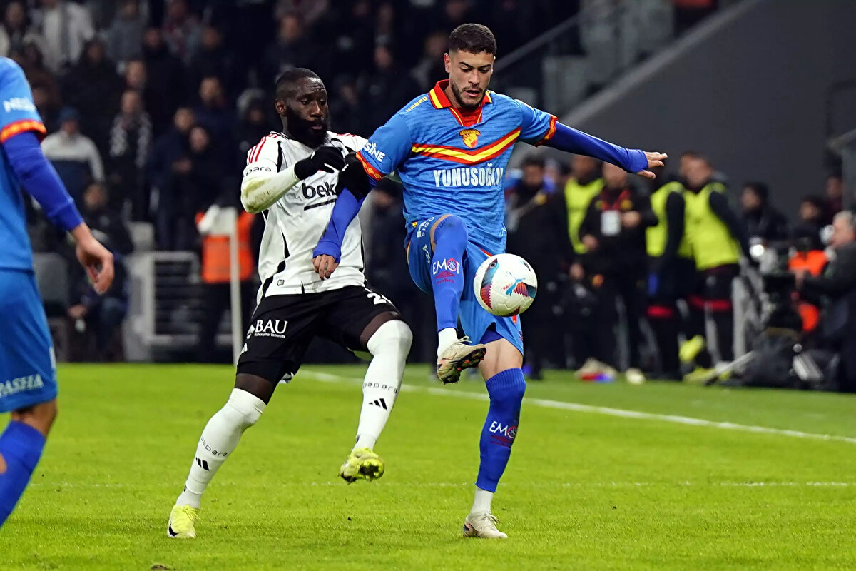 Maçın Hakemleri ve Takım Kadroları<br>Hakem: Mehmet Türkmen<br><br>VAR Hakemi: Erkan Engin