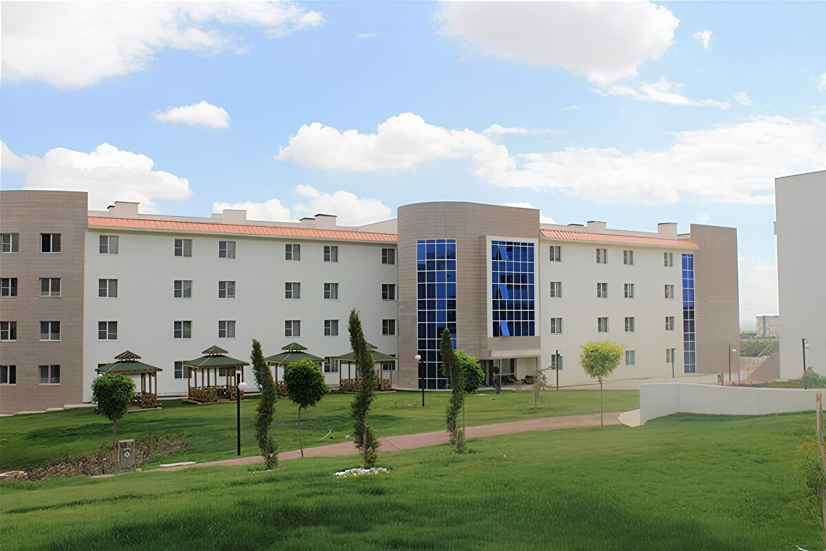 Yurt-Time Başvurusu Nasıl Yapılır?<br>Yurt-Time başvuruları e-Devlet sistemi üzerinden gerçekleştiriliyor. Öğrenciler, T.C. kimlik numaraları ve şifreleriyle sisteme giriş yaptıktan sonra, Gençlik ve Spor Bakanlığı bölümü altında yer alan "Yurt-Time Spor Projesi Başvurusu" seçeneğiyle işlemlerini tamamlayabilirler.<br>