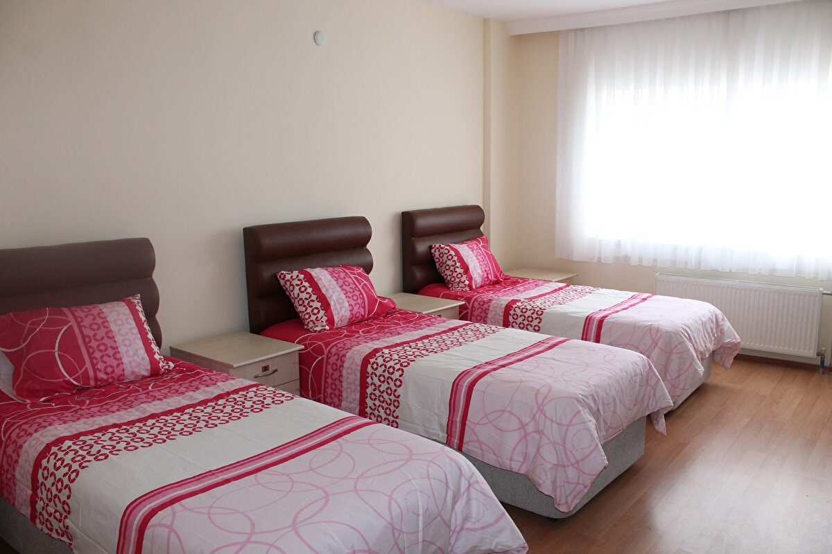 Projenin Amacı ve Şartları<br>Yurt-Time Spor Projesi, GSB yurtlarında kalan ve birinci sınıfın ikinci dönemi ve üstü sınıflarda eğitim gören öğrencilere yönelik bir programdır. Proje kapsamında öğrenciler, idare asistanlığı, çamaşırhane, kütüphane ve yemekhane sorumluluğu gibi ağır işler gerektirmeyen görevlerde yer alıyor.<br>