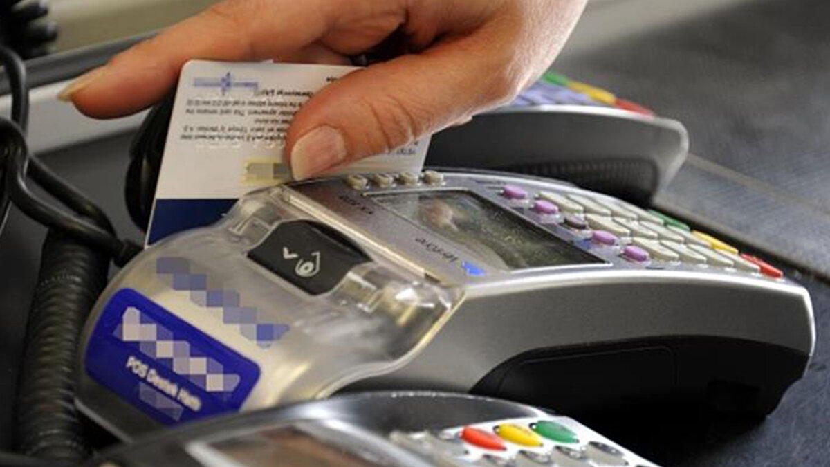 Buna göre, 1 Ekim 2025 tarihinden itibaren KMH faiz oranı yüzde 4,75’ten yüzde 4,50’ye gerileyecek. KMH, bankacılıkta kısa vadeli nakit ihtiyacını karşılamak amacıyla kullanılan bir hesap türü olarak öne çıkıyor.