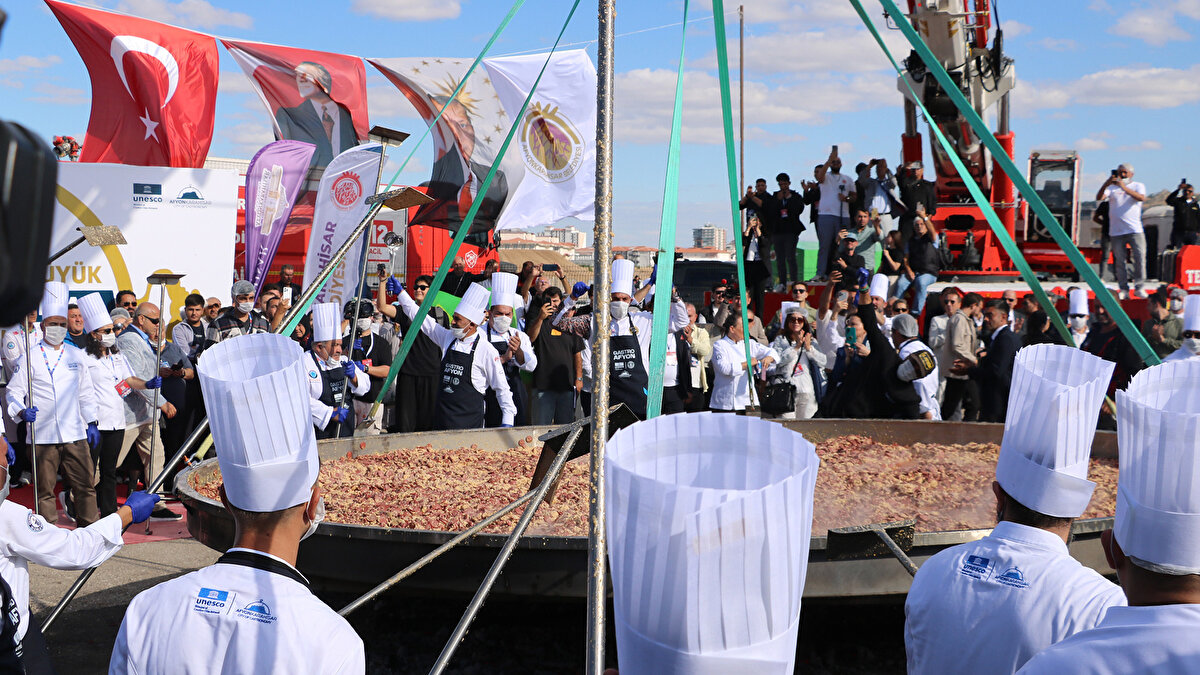  1 ton sucuk ve 15 bin yumurta ile 25 metrekarelik dev tavada 30 şefin hazırladığı sucuklu yumurta Guinness World Records Denetmeni Şeyda Subaşı Gemici'nin gözetiminde pişirildi. 