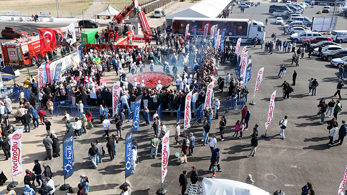 Ardından sucuklu yumurtanın Guinness Rekorlar Kitabına girdiğini açıklayan Gemici, "Dünyanın en büyük sucuklu yumurta rekorunu kırabilmek için Guinness Dünya Rekorlarından minimum verilen ağırlık sayısı 1000 kilo olarak belirlenmişti. Bugün tarttığımız sucuklu yumurtanın ağırlığı 1930 kilo olarak belirlenmiştir. Büyük bir sevinçle Guinness Dünya Rekoru 'nu ilan ediyorum. Dünyanın en büyük sucuklu yumurtası bugünden itibaren yeni rekortmenleri Afyonkarahisar Valiliği, Afyonkarahisar Belediyesi ve Profesyonel Aşçılar Federasyonu" dedi.