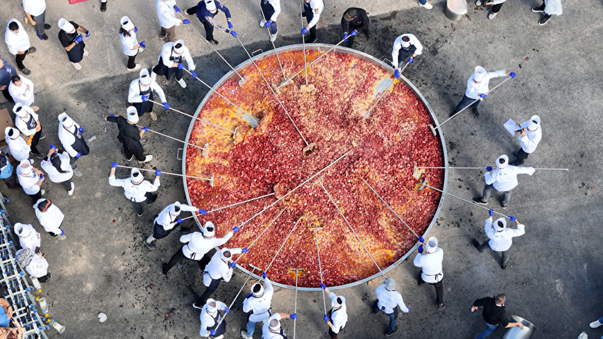 Gemici, pişirilen sucuklu yumurtayı önce tattı, daha sonra ağırlığını ölçtü. 