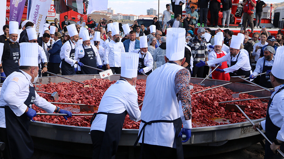 UNESCO tescilli gastronomi şehri Afyonkarahisar’ın vazgeçilmezleri arasında yer alan sucuklu yumurta için 7. Gastro Afyon Festivali kapsamında rekor denemesi yapıldı.