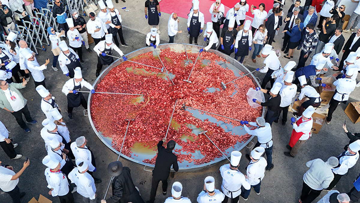 Gemici konuşmasının ardından Belediye Başkanı Burcu Köksal'a belge takdim etti. Başkan Köksal, çok büyük bir heyecanla beklediğini ifade ederek, "Şu an çok mutluyuz, biz 1000 kilo ile yola çıkmıştık ama 1930 kilo ile dünya rekorunu kırdık. Afyonkarahisar'ımızın adını bir kez daha duyurduk. Bunun için çok mutluyuz" diye konuştu.