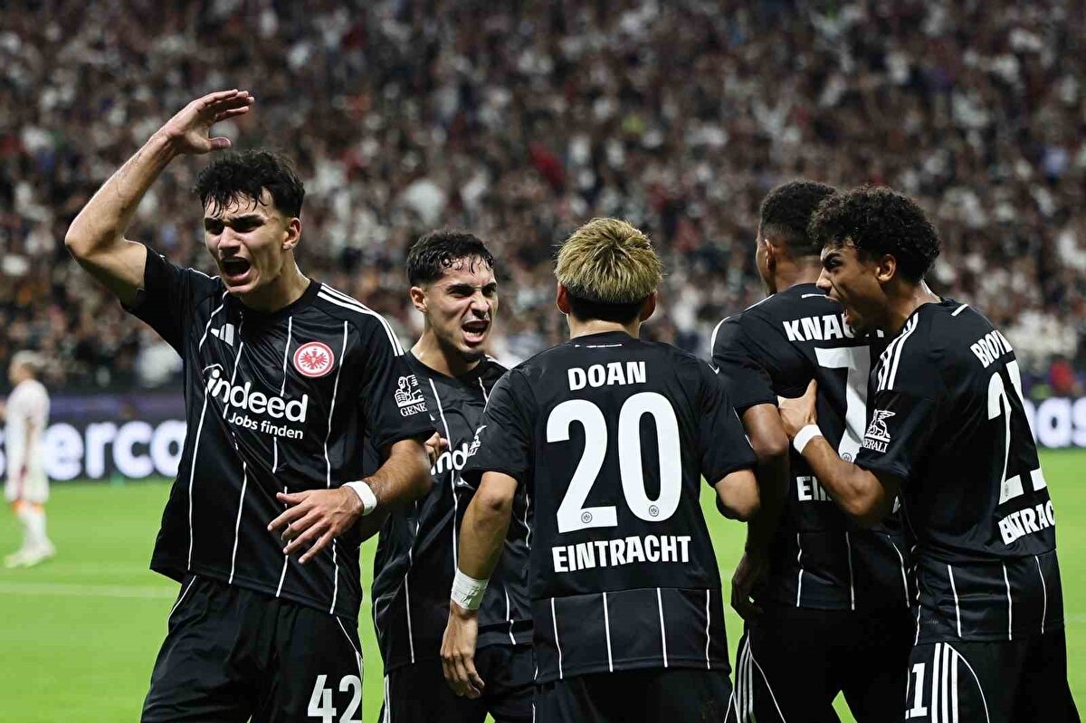 Golden sonra baskısını artıran Frankfurt, 37. dakikada Doan, 45+2'de Can Uzun ve 45+4'te Burkardt ile ilk yarıyı 3-1 önde tamamladı. 