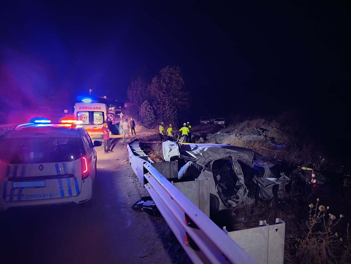 Sağlık ekiplerince yapılan kontrolde, otomobilde bulunan Abdulhamit Tabak'ın hayatını kaybettiği belirlendi.