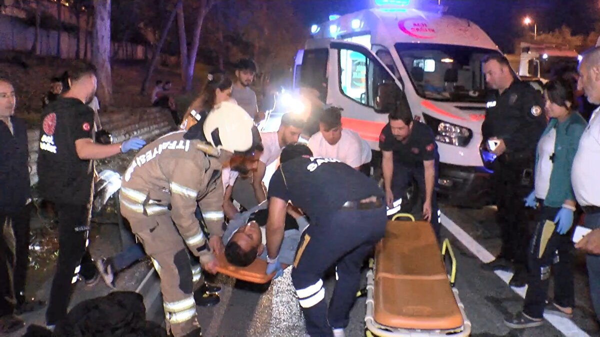 Kaza nedeniyle trafiğe kapanan yolda uzun araç kuyrukları oluştu. Kaza sonrası yanan otomobil kullanılamaz hale gelirken, çekici ile otoparka çekildi. 