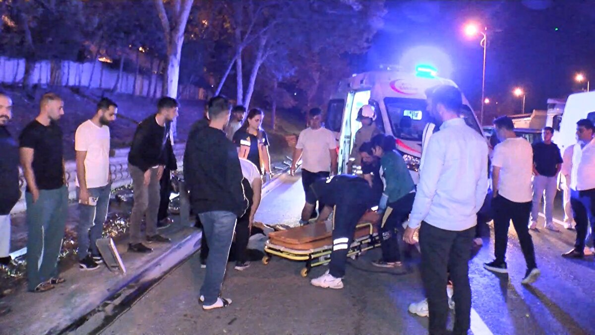 Sağlık ekipleri yaralı 5 kişiyi ilk müdahalenin ardından çevredeki hastanelere kaldırdı.