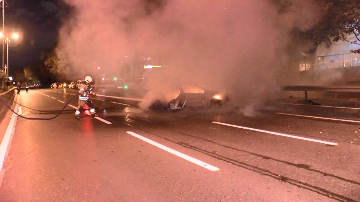 Kaza, saat 01.30 sıralarında TEM Bağlantı yolu Edirne istikametinde meydana geldi. Sürücüsünün ismi öğrenilemeyen 34 FCV 607 plakalı otomobil, seyir halindeyken Esenler sapağına geldiği esnada bilinmeyen bir nedenle sürücüsünün kontrolünden çıktı. Bariyerlere çarpan otomobil taklalar atarak durabildi.