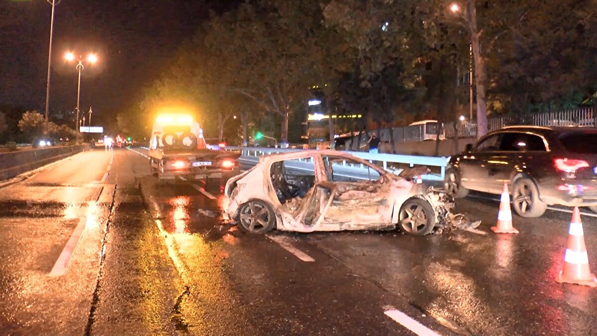 Yolun temizlenmesinin ardından trafik normal seyrine dönerken, kazaya ilişkin inceleme başlatıldı. 