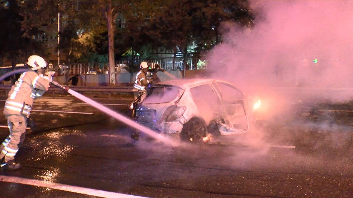 Kazada, araçta bulunan 5 kişi yola savrularak yaralanırken, otomobil ise alev aldı. Kazayı görüp duran diğer sürücüler ve çevredekiler bir yandan yardıma koşarken, diğer yandan durumu polis, itfaiye ve sağlık ekiplerine haber verdi. 