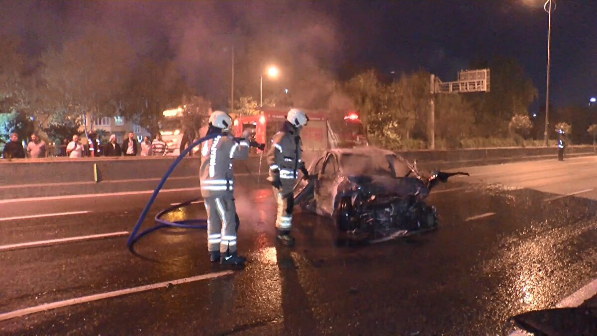 Olay yerine gelen itfaiye ekipleri alev alev yanan otomobile müdahale ederken, polis ekipleri güvenlik önlemi aldı.