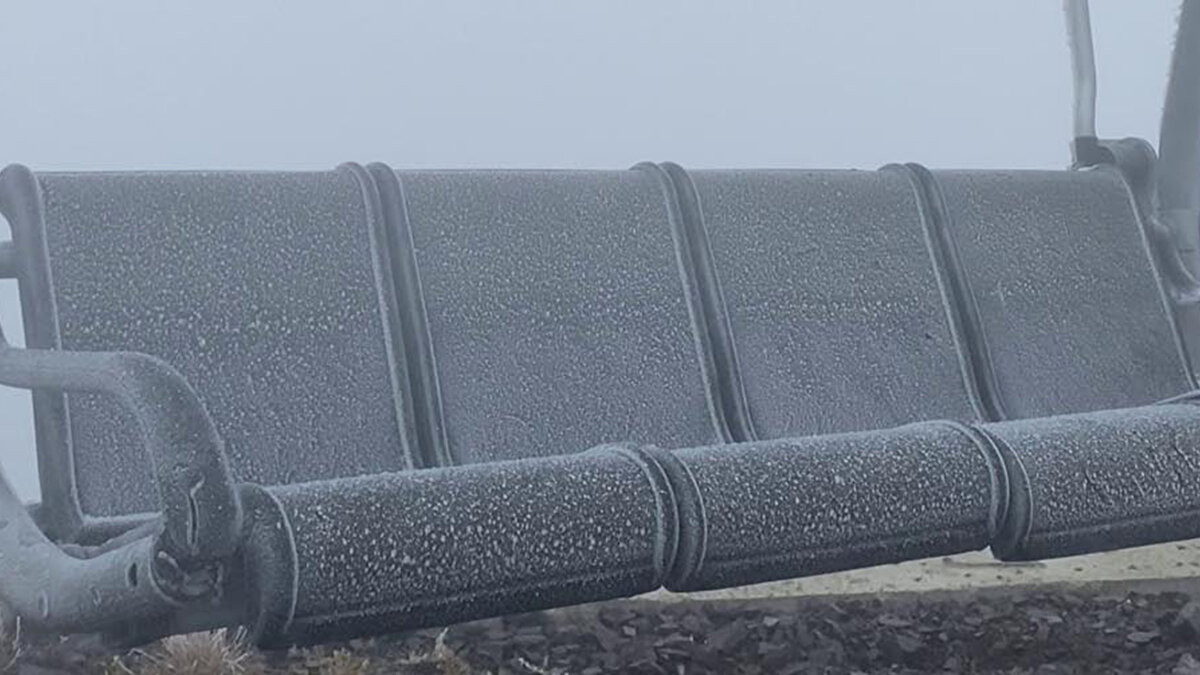 Karayazı ilçesindeki 3 bin 63 rakımlı Çakmak Dağı, yağan karla beyaza büründü. Geniş yaylasıyla bilinen Çakmak Dağı uzun bir aradan sonra yeniden beyaz örtüyle kaplandı. Karla kaplanan yayla görsel şölen oluşturdu.