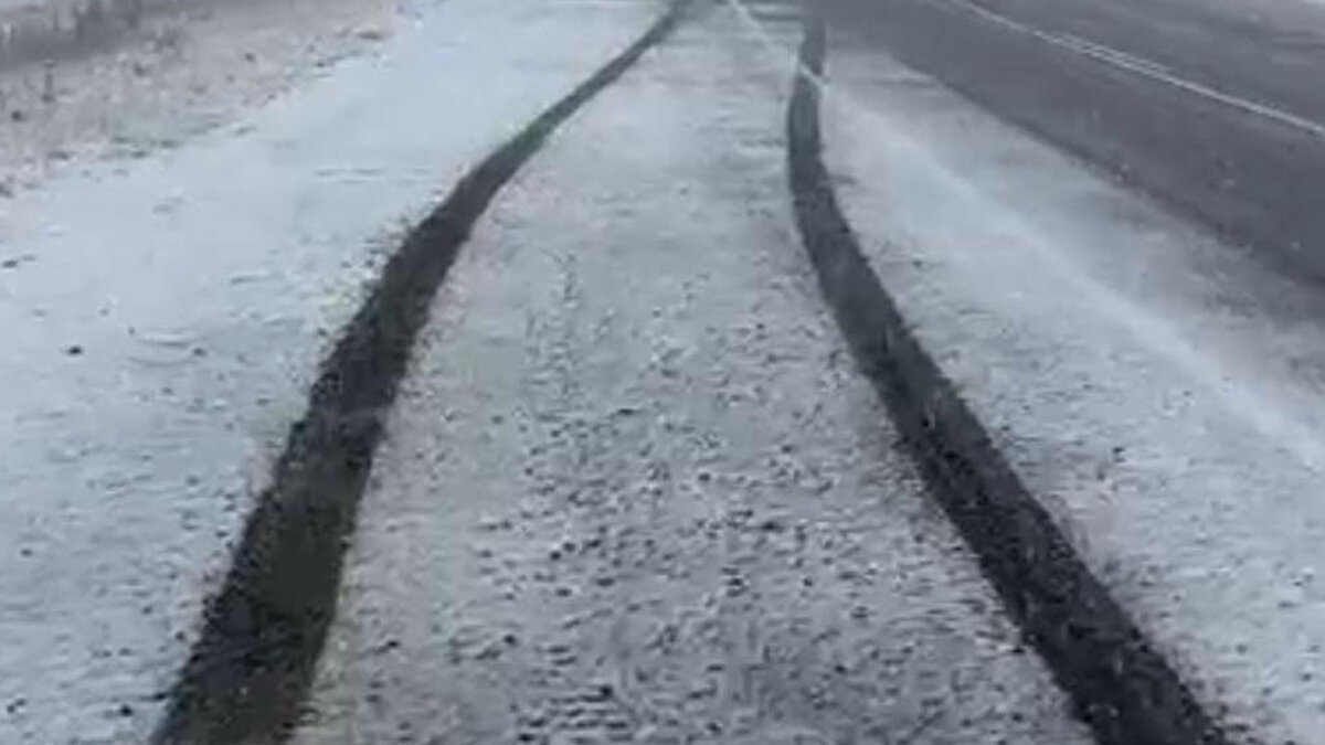 Öte yandan Palandöken Kayak Merkezi'nin zirvesi olan Ejder Tepesi'ne sabah saatlerinde mevsimin ilk kar yağışı gerçekleşti.