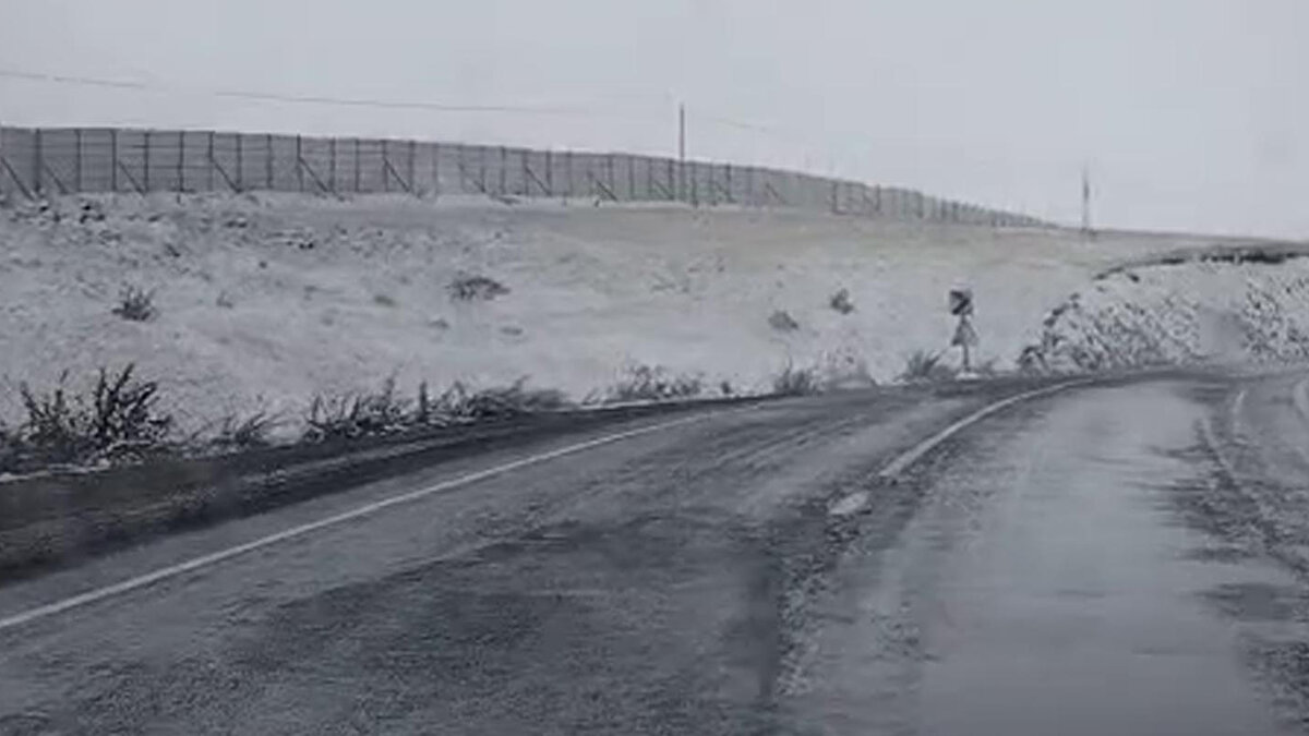 Özellikle doğuda yüksek kesimlerde sıcaklık ciddi derecede düşerken, Erzurum'da bazı bölgelerde kar yağışı başladı.