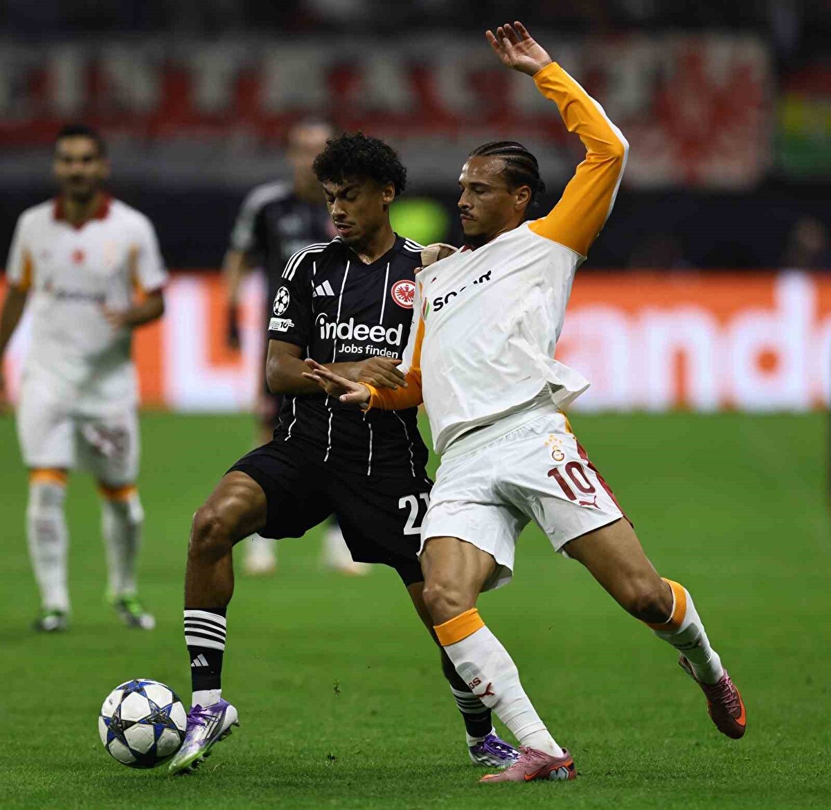 NAGELSMANN'IN SANE SÖZLERİ HATIRLATILDI<br><br>Alman gazeteci Nagelsmann'ın "Leroy Sane'yi daha düşük seviyeli bir lige gittiği için kadroya almadık' sözlerini hatırlattı. <br>Okan Buruk'un cevabı: "Ona bakarsanız Almanya da Slovakya'ya kaybetti. Kontra olarak bunu söylemek istiyorum. Çok iyi olduğunuz yerde Slovakya'ya yenilebiliyorsunuz"