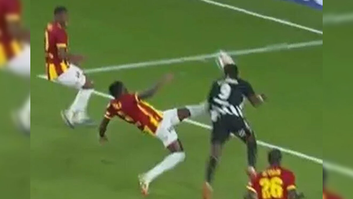 Hakem Türkmen, kısa süreli VAR incelemesinin ardından oyunu devam ettirme kararı verdi. Beşiktaş'ta futbolcular ve teknik heyet, bu karara itirazda bulundu.