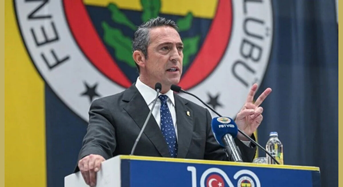 İşte Ali Koç'un açıklamaları:<br><br>"BU SADECE BİR SEÇİM DEĞİL"<br><br>"Sevgili Fenerbahçeliler,<br><br>Hepinizi sevgi ve saygıyla kucaklıyorum. 20-21 Eylül tarihlerinde gerçekleşecek olan Olağanüstü Seçimli Genel Kurul camiamız için hayırlı uğurlu olmasını temenni ediyorum. Ve her zaman olduğu gibi tam bir Fenerbahçe demokrasisi şöleni şeklinde geçmesini ümit ediyorum. Bize göre bu sadece bir başkanlık seçimi değildir. Bu seçim, Fenerbahçemizin geleceğine sahip çıkma meselesidir.<br><br>"MÜCADELEMİZDEN ASLA VAZGEÇMEDİK"<br><br>Beni tanıyorsunuz, gayet iyi biliyorsunuz. Beraber zorlu yollardan geçtik, büyük mücadeleler verdik. Büyük zaferler de yaşadık, üzüntüler de. Ama şunu net bir şekilde biliyorum: Ne kadar engel çıkarılırsa çıkarılsın, armamız için mücadelemizden asla vazgeçmedik, hiçbir güç de bizi vazgeçiremez. Yola çıkarken “Kolay” bir yolda yürümeyeceğimizi biliyordum ama şartlar ne olursa olsun “Doğru” bir yolda yürüyeceğimizin garantisini verdim.