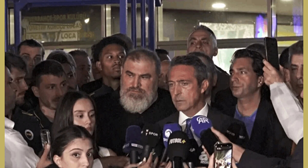 Kulübe sporcu yetiştirmek zorundasınız. Dolayısı ile tesisleşme basit bir tercih değil, Fenerbahçemizin geleceğine yapılan en önemli bir yatırım. Birazdan videosunu da izleyeceğimiz tesislerimiz Fenerbahçemizin geleceğine yapılan yatırımdır. Dereağzı Tesisleri’ni Mini Olimpiyat Köyü’ne dönüştürüyoruz. Madalya Fabrikası kuruyoruz. Zaten halihazırda yetiştirdiğimiz sporculardan, kırdığımız rekorlardan, kazandığımız kupa ve mdalyalar var. Bunu üstüne koyarak büyütmek istiyoruz.<br><br>Maltepe Tesisimiz ile Futbol Akademisi’ni kuruyoruz. Bildiğiniz gibi geçen hafta temelini attık. Genç futbolcuları yetiştireceğimiz “Futbol Fidanlığı” kuruyoruz. Fenerbahçe Vefa Küçük Tesisleri ile Yüzme havuzlarmızı modernize ediyoruz. Stadyumumuzu büyütme projesini başlattığımızı aktarmıştık.