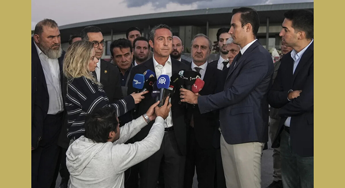 "KULÜBÜMÜZE SAHİP ÇIKMAYA DAVET EDİYORUM"<br><br>Göreve geldiğimiz günden bu yana Fenerbahçemizin çıkarlarını korumak adına her türlü zorluğun karşısında durduk. Camiamızı zayıf düşürmek için planlanan her adımla mücadele ettik ve etmeye de devam ediyoruz. Fenerbahçemizin birlik ve beraberliğini hedef alanlara karşı sessiz kalmadık, hiçbir zaman de kalmayacağız. Yeri geldi ‘Adalet’e Fener Yak’ dedik. Kumpaslara, iftiralara, haksızlıklara boyun eğmedik. Bizim için Fenerbahçe sadece bir kulüp değil; Bir direniş, bir karakter, bir inançtır, bir duruştur. Tüm camiamızı, yine yeni bir tarihi dönemeçte kulübümüze sahip çıkmaya davet ediyorum.<br><br>Yeri geldiğinde tribünde,<br><br>Yeri geldiğinde sokakta,<br><br>Yeri geldiğinde sandıkta...<br><br>Yeri geldiğinde sosyal medyada.<br><br>Fenerbahçemizin birliği, bağımsızlığı ve geleceği için şimdi bu mücadeleyi, kulübümüzün gerçek sahipleri olan kongre üyelerimizin iradesine bırakıyoruz. Çünkü Fenerbahçemizin vicdanlı üyelerine olan inancımız tamdır. Şimdi önümüzde daha güçlü bir gelecek var. Bu geleceği hep beraber inşa edeceğiz.