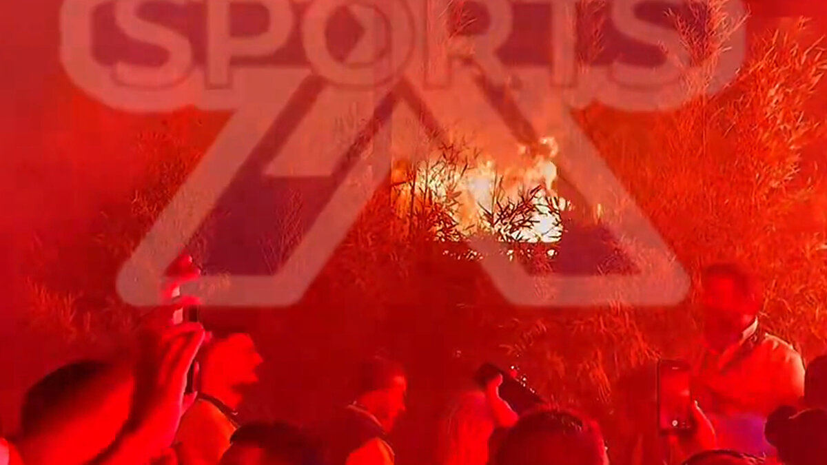 X Sports'un haberine göre, etkinlik sırasında meşale ve havai fişeklerden kaynaklanan küçük çaplı bir yangın çıktı.