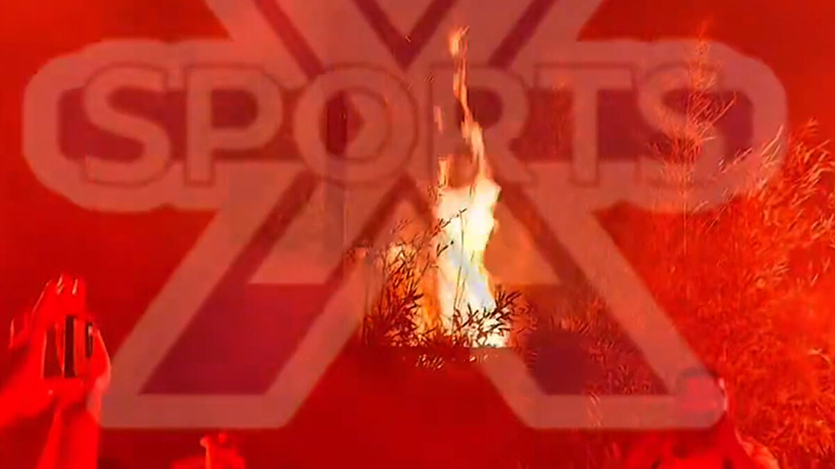 Fenerbahçe Başkanı Ali Koç, Dereağzı Tesisleri’nde düzenlenen “Fenerbahçe İçin Güç Birliği” etkinliğine havai fişekler ve meşaleler eşliğinde kürsüye çıktı.<br>