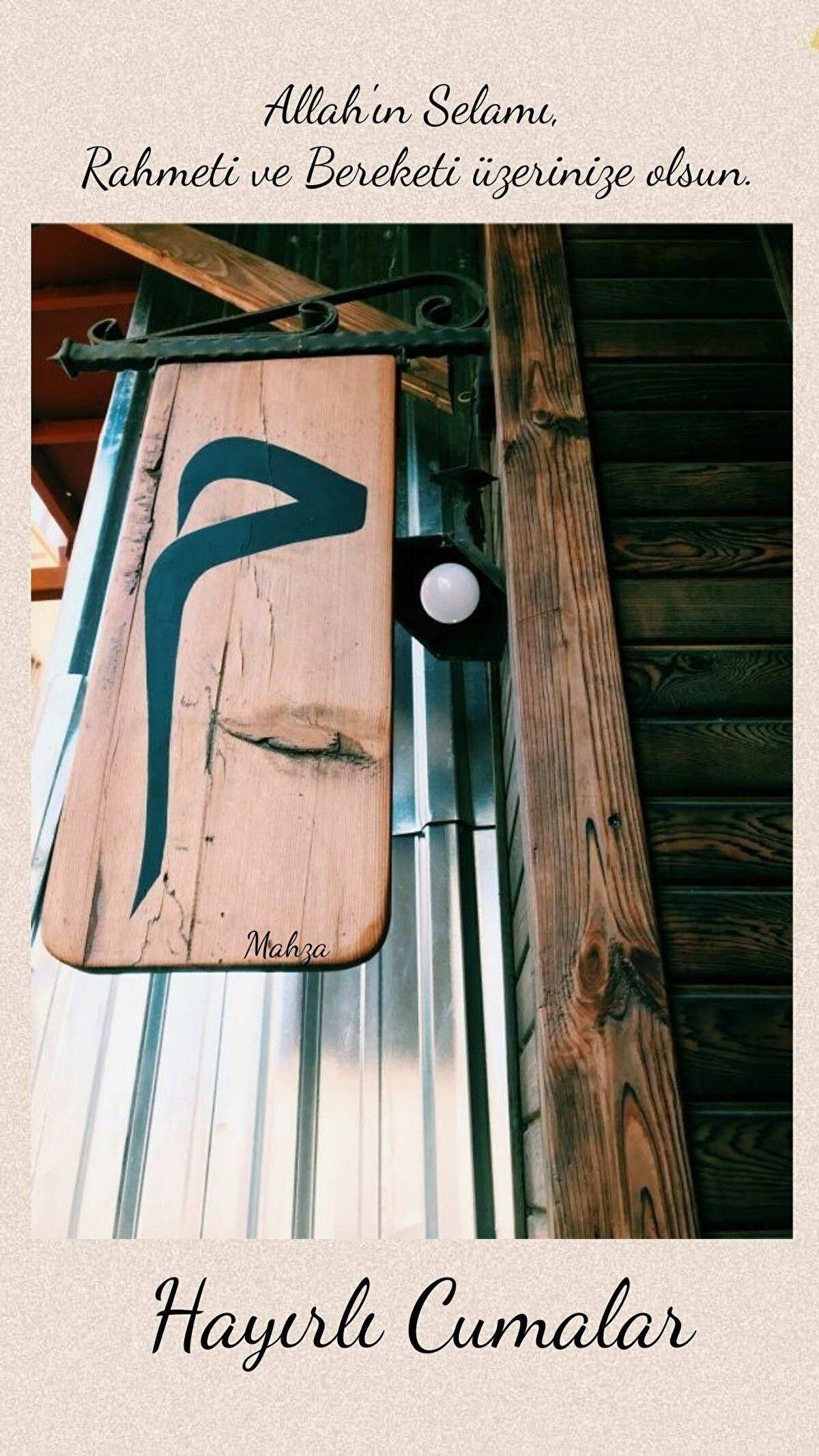 Cuma günü duaların kabul edildiği zaman hakkında babanın Resûlullah sallallahu aleyhi ve sellem"den bir hadis rivayet ettiğini duydun mu? diye sordu. Ben de: – Evet, duydum. Babam, Resûlullah sallallahu aleyhi ve sellem"i şöyle buyururken işittiğini söyledi: “O vakit, imamın minbere oturduğu andan namazın kılındığı zamana kadar olan süre içindedir.”<br>