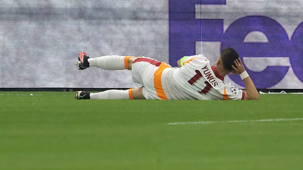 GERÇEK ORTAYA ÇIKTI: DANİMARKALI EFSANE LAUDRUP'TAN ESİNLENMİŞ<br><br>Yunus Akgün'ün gol sevincinin Danimarka'nın efsane ismi Brian Laudrup'tan esinlendiği öğrenildi. Laudrup, 1998 Dünya Kupası'nda Brezilya'ya attığı gol sonrası bu şekilde sevinerek o dönem çok konuşulmuştu. Yunus'un arkadaşı ise yıldız ismin bu gol sevincini daha önceden planladığını söyledi.