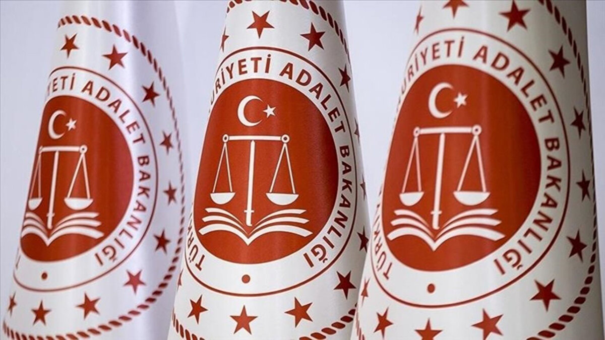 ADALET BAKANLIĞI PROMOSYON ANLAŞMASINDA SON AŞAMA<br><br>Adalet Bakanlığı maaş promosyonu için yapılan ihale süreci son aşamaya geldi. Bakanlık yetkilileri ve sendikalar arasında süren görüşmelerde, promosyon miktarı ve ödeme koşulları masaya yatırıldı. Son olarak Vakıfbank’ın en yüksek teklifini 90 bin liradan 97 bin liraya yükselttiği iddia edildi. Ancak sendikalar, promosyonun kişi başı en az 150 bin TL olmasını talep ediyor.