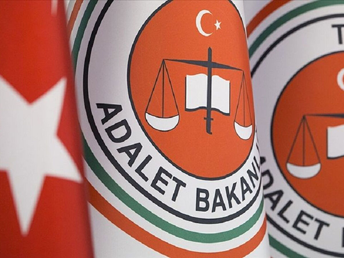 Adalet Bakanlığı personeli, 2025 yılı maaş promosyonlarının ne kadar olacağını ve ne zaman hesaplara geçeceğini merakla bekliyor. Yaklaşık 200 bin çalışana yapılacak promosyon ödemelerinde, Vakıfbank’ın sunduğu teklifler ve sendikaların beklentileri ön plana çıkıyor. 2022 yılında çalışanlara tek seferde 25 bin lira promosyon ödenmişti. Bu yıl ise promosyon miktarının 100 bin TL’nin üzerinde olması bekleniyor.