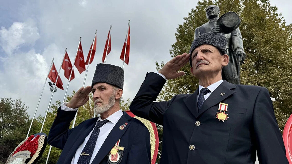 GAZİLER GÜNÜ MESAJLARI<br>“Gazilerimiz onurumuz, gururumuzdur.<br>Başta Gazi Mustafa Kemal Atatürk olmak üzere, vatanımızın bölünmez bütünlüğü, milletimizin huzuru için canından can, kanından kan veren tüm Kahraman Gazilerimizi saygı minnet ve şükranla anıyoruz.”<br><br>“Şehadeti göze alan, şehadet için yola çıkan, nasibine de “yaşarken alınabilecek en yüce paye” olarak gördüğümüz; başta, Gazi Mustafa Kemal Atatürk olmak üzere tüm gazilerimizin #GazilerGünü'nü en içten dileklerimle kutluyorum...”
