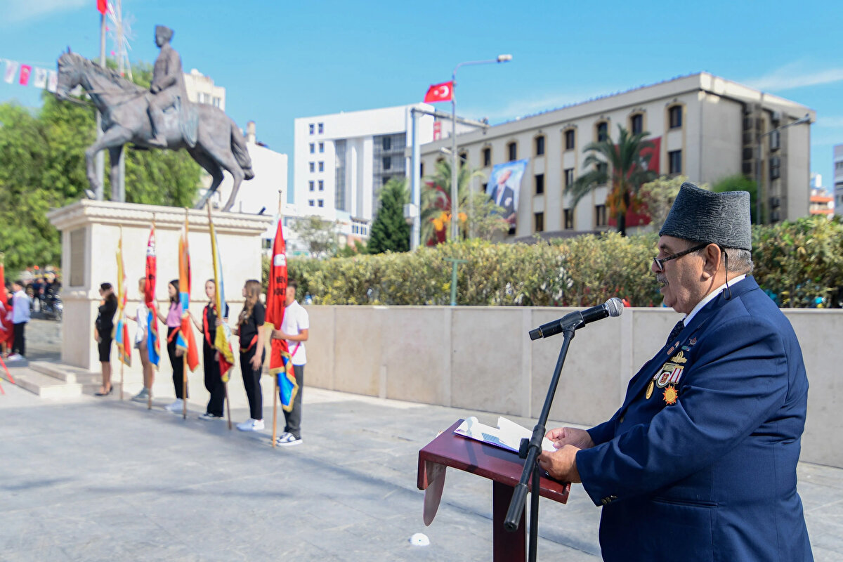 “Ülkemizin bağımsızlığı ve varlığı için mücadele eden başta Gazi Mustafa Kemal Atatürk olmak üzere tüm gazilerimize şükran ve minnet borçluyuz. #GazilerGünü”<br><br>“Gazi Mustafa Kemal Atatürk başta olmak üzere; Aziz Şehitlerimizi ve ebediyete intikal eden Kahraman Gazilerimizi rahmetle, minnetle anıyorum.Ezan, bayrak ve vatan aşığı gazilerimizin bize emaneti olan kıymetli ailelerine şükranlarımı sunuyorum.”