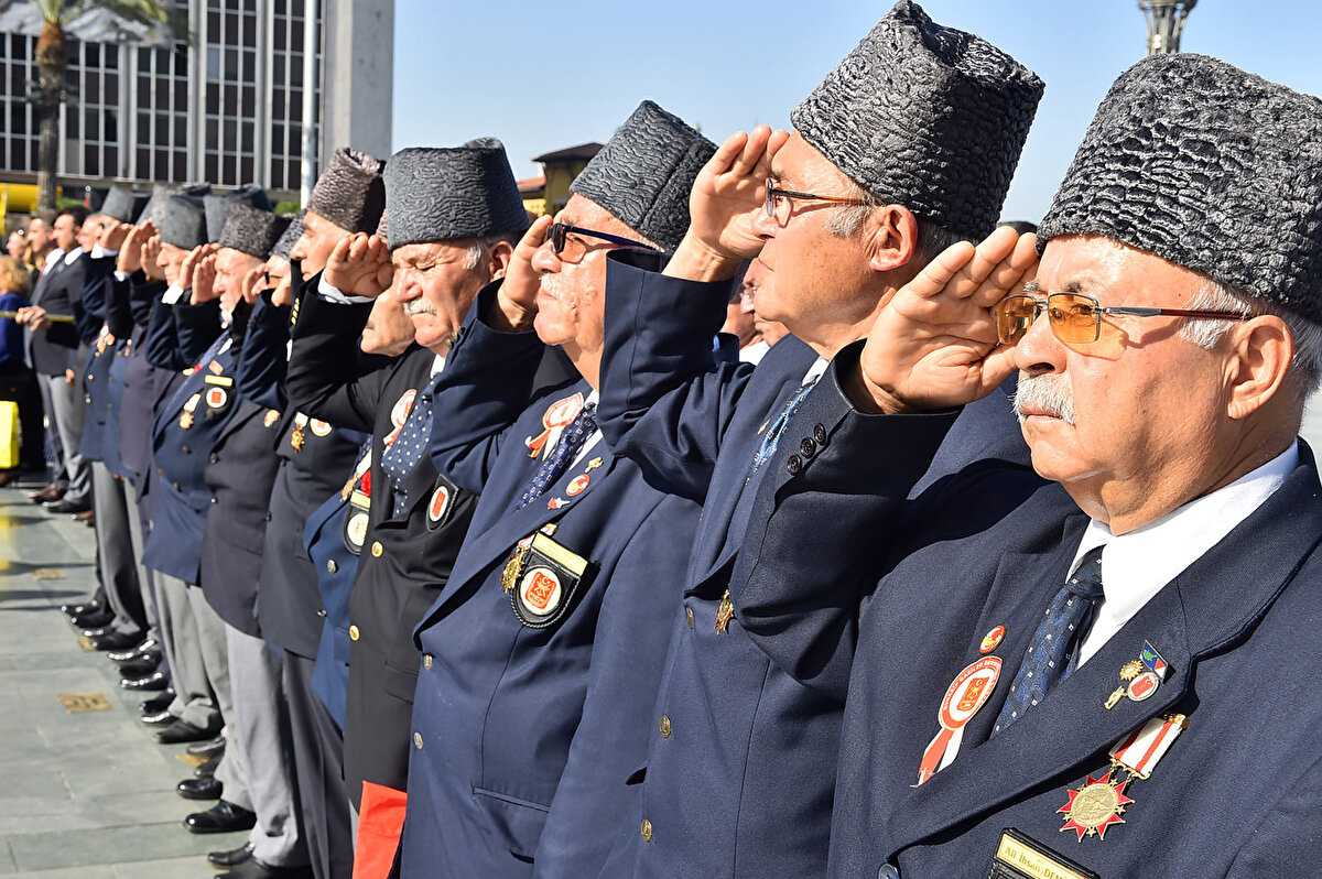 “Gazilik ömür boyu taşınacak bir şereftir.<br>Başta Gazi Mustafa Kemal Atatürk olmak üzere, vatanı uğruna mücadele eden gazilerimizi saygıyla anıyorum.”<br><br>“Gazilik; istikbal ve mevcudiyetini Türklüğe adayarak canından geçmeyi göze alanların göğsüne, tarihin taktığı görünmez şeref madalyasıdır. Başta Ulu Önder Gazi Mustafa Kemal Atatürk olmak üzere bütün gazilerimize sonsuz minnetle.”