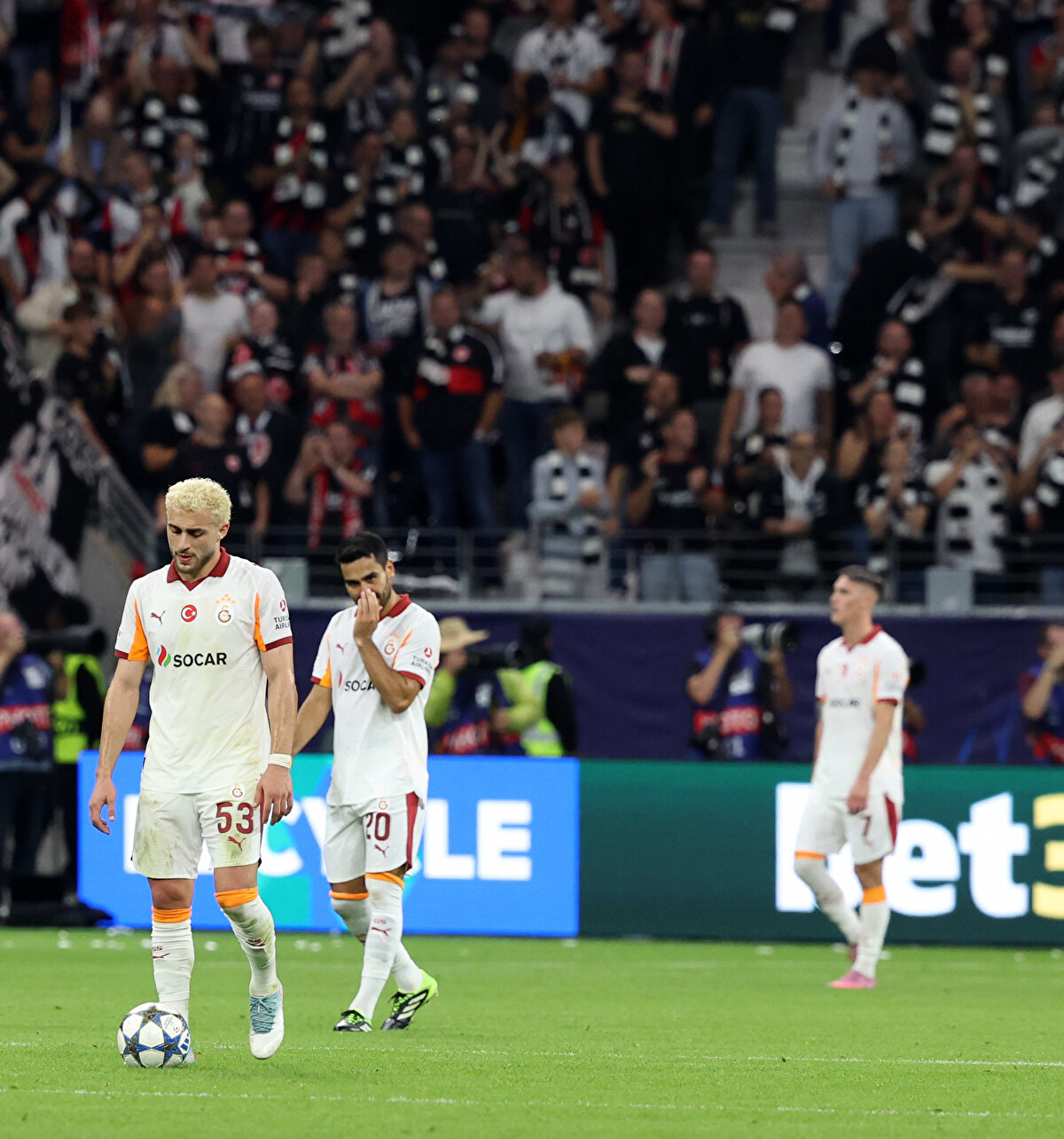 ALMAN BASINI BU MAÇIN KONUŞTU<br><br>Alman basınının önde gelen markaları, Frankfurt - Galatasaray maçından sonra temsilcimizi adeta topa tuttu. İşte Almanların attığı o başlıklar... 