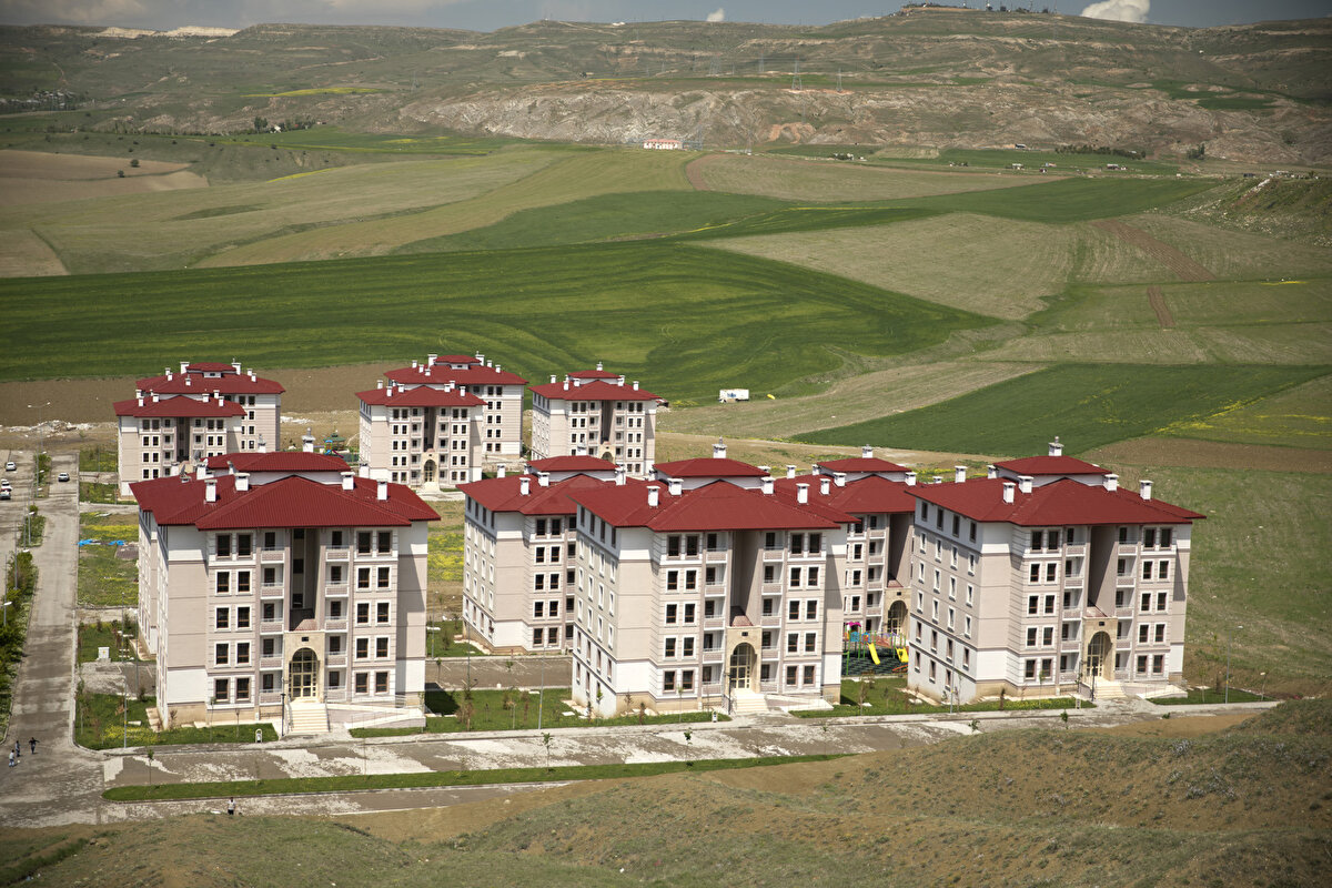 TOKİ İNDİRİMİNDEN KİMLER YARARLANABİLECEK?<br>TOKİ’den konut veya iş yeri almış ve ödeme planında vadesi devam eden alıcılar yararlanabilecek. Emlak borcunun bulunmaması, sözleşmenin 2024 Haziran ayı sonuna kadar imzalanmış olması gerekiyor. Kalan taksit sayısının da 12'nin üzerinde olması şart.